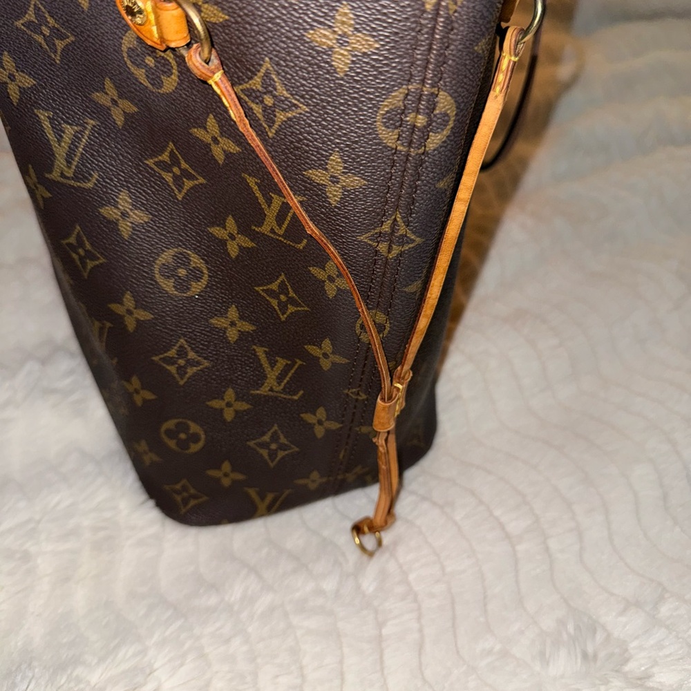 Louis Vuitton Monogram Canvas Tote with Vachetta Trim - Brown & Tan
Size MM - Picture 3 of 8